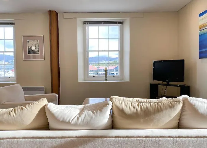 Luxury Hobart Waterfront Apartment With Views!